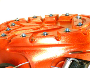Mehrere Spikes sorgen für einen guten Halt auf rutschigem Boden.